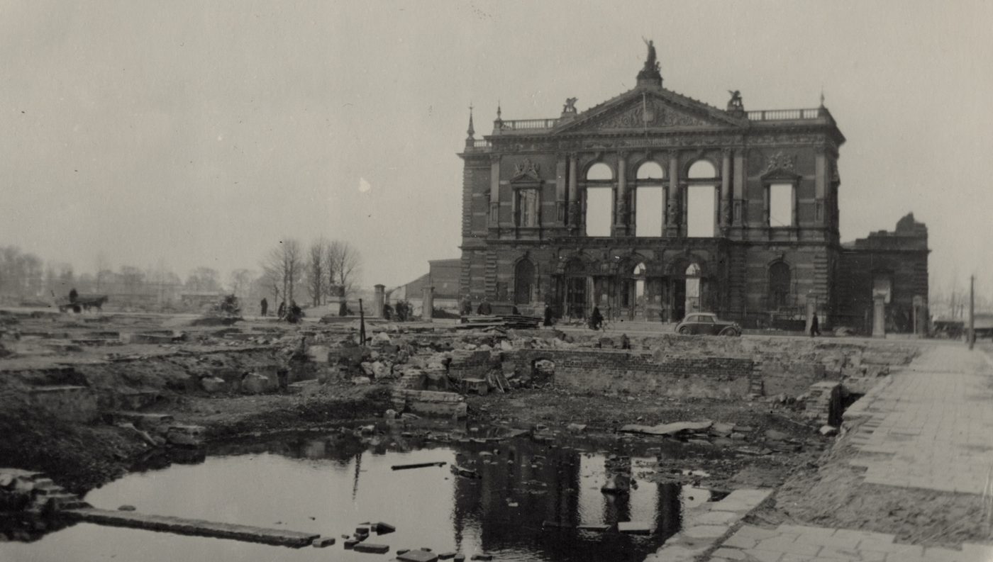 Ruïne van de Grote Schouwburg, verwoest in 1940.
