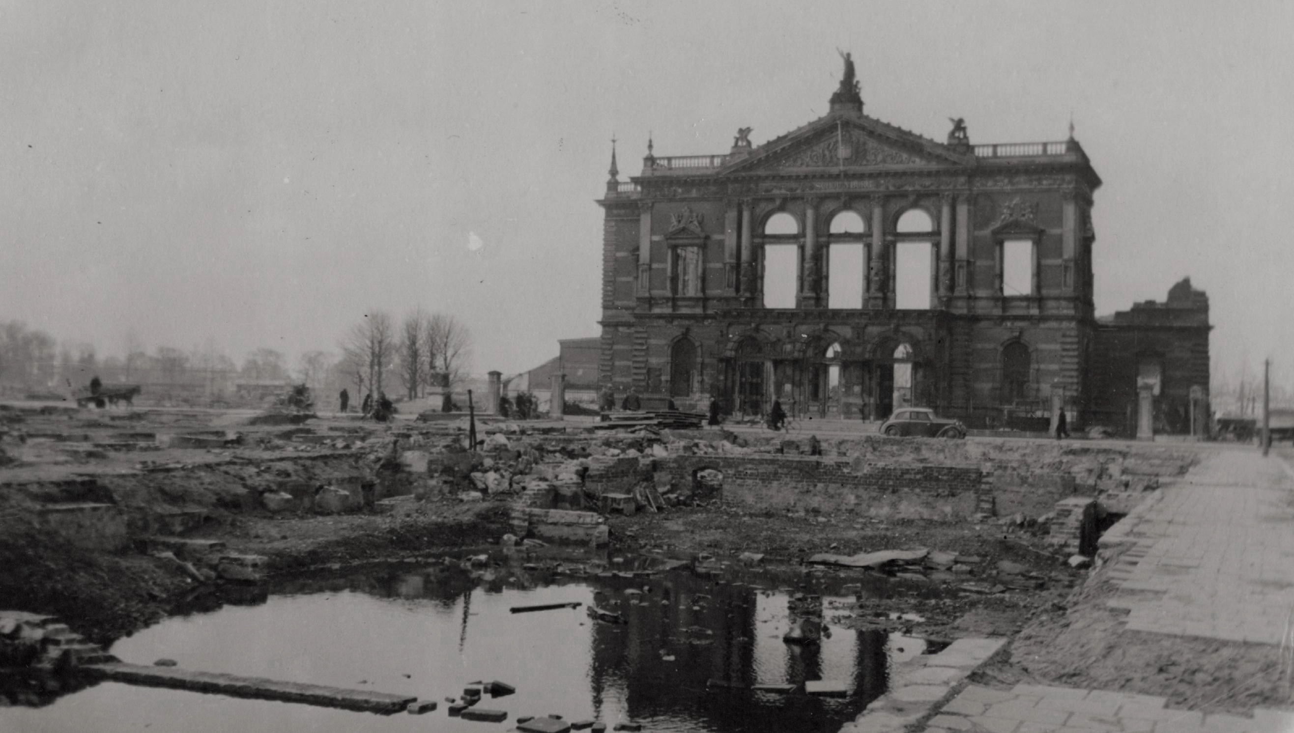 Ruïne van de Grote Schouwburg, verwoest in 1940.
