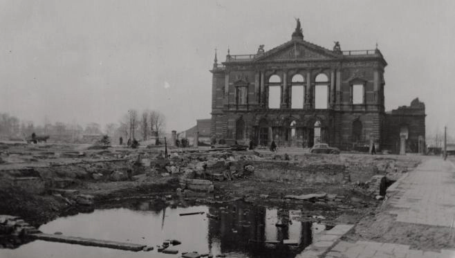 Ruïne van de Grote Schouwburg, verwoest in 1940.