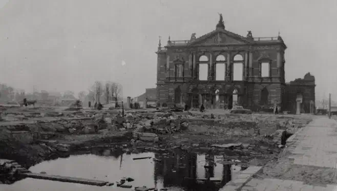 Ruïne van de Grote Schouwburg, verwoest in 1940.